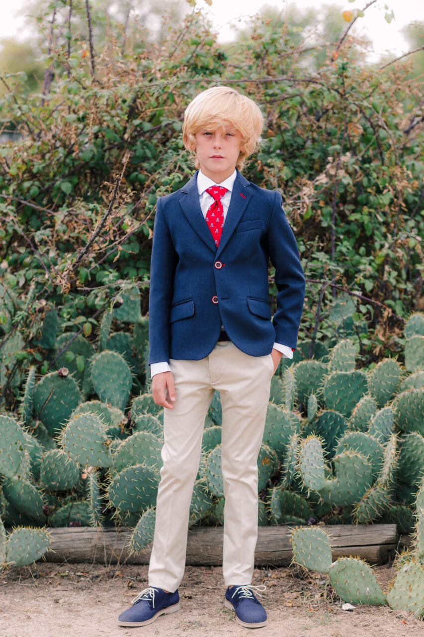 Peregrinación Nunca orgánico Comunión niño americana azul tinta con ojal rojo, disponible con bermuda o  pantalón largo tipo chino pitillo de traje | Coordinanos