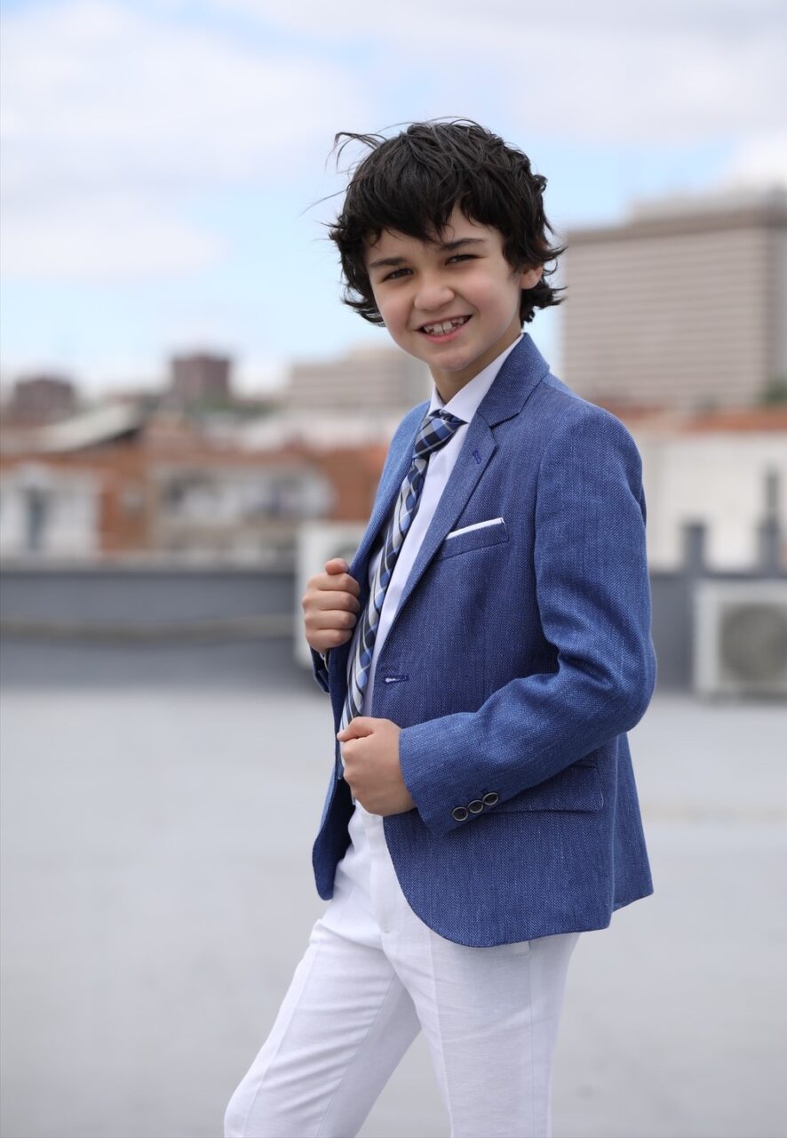 Comunión niño con chaqueta azulona con pantalón beige blanco, camisa y corbata | Coordinanos