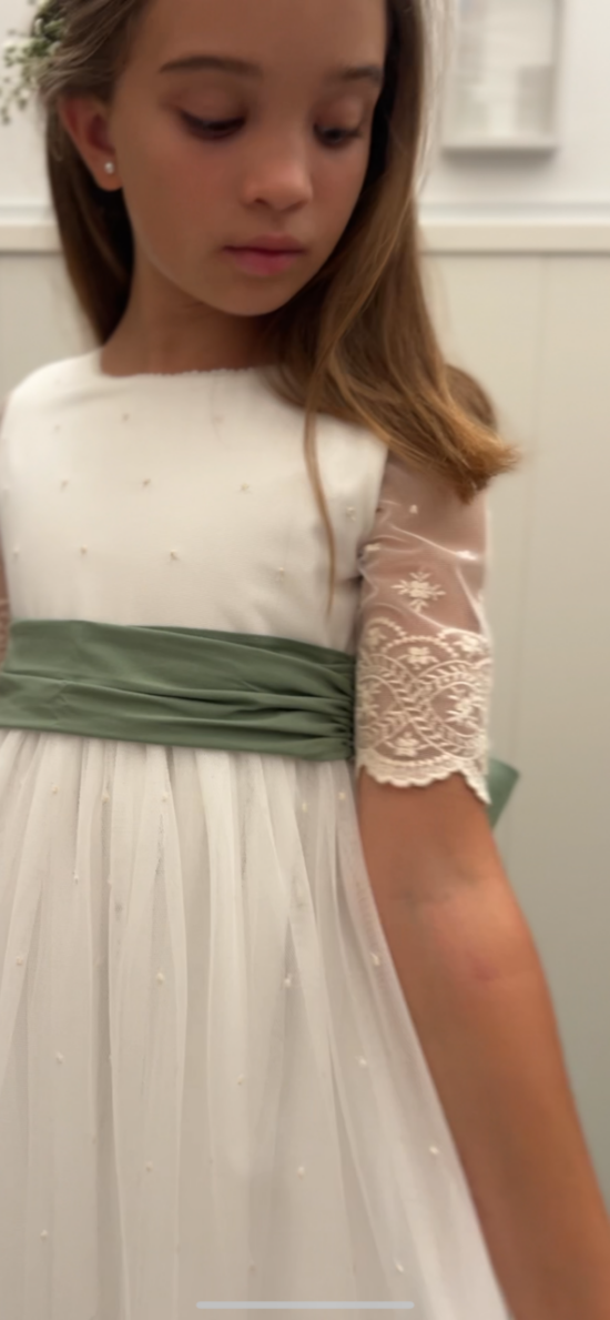 LETICIA DELANTE CERCA .