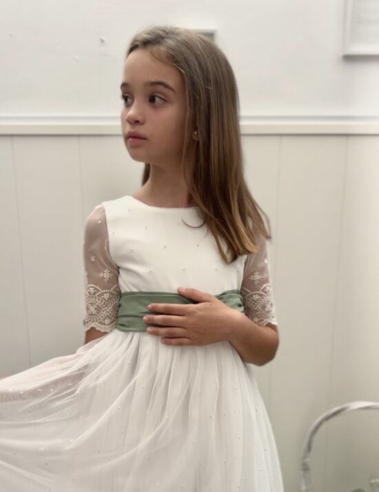 LETICIA DELANTE CERCA